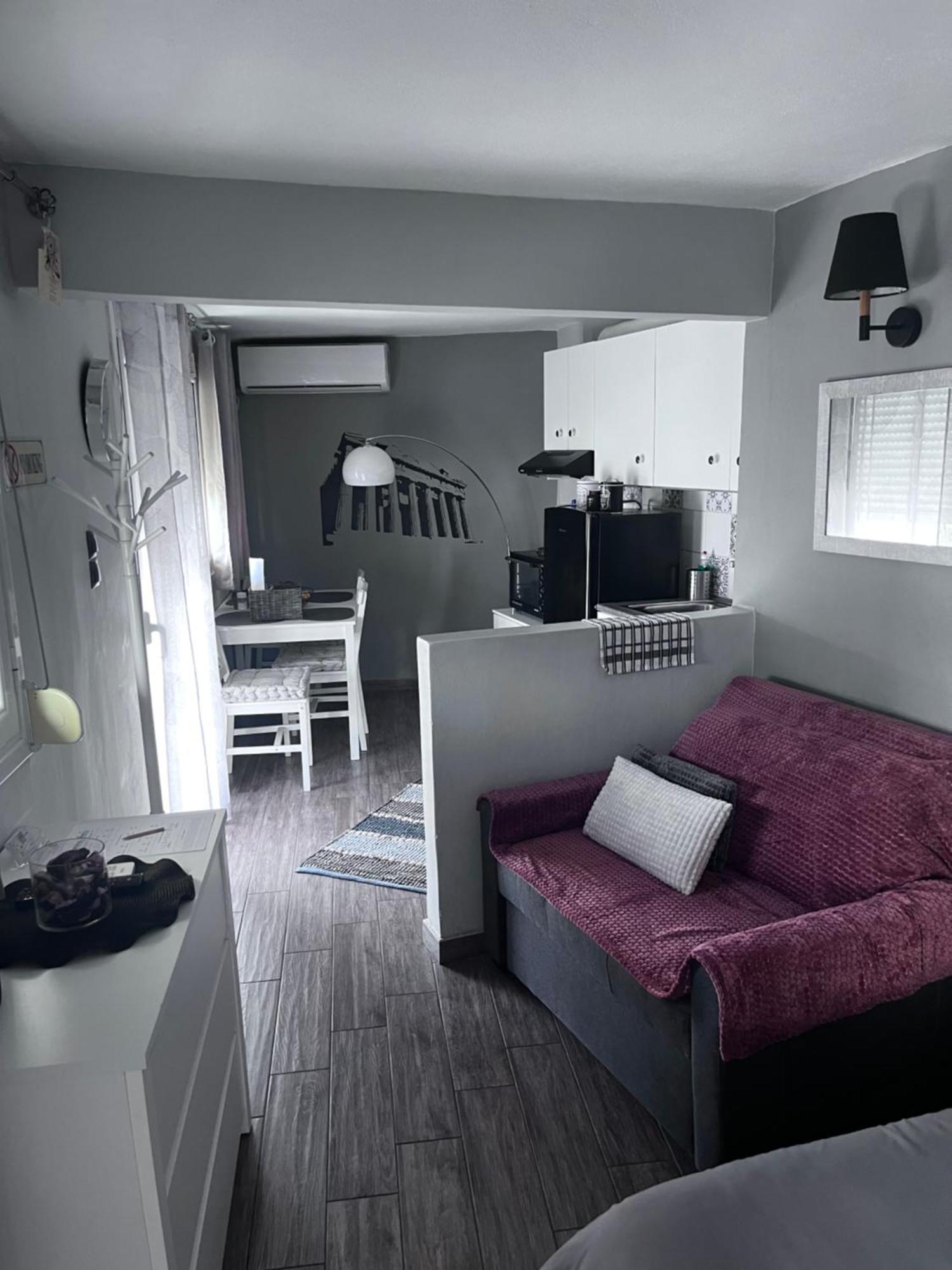 Cozy Studio Apartment In The Heart Of Атина Екстериор снимка