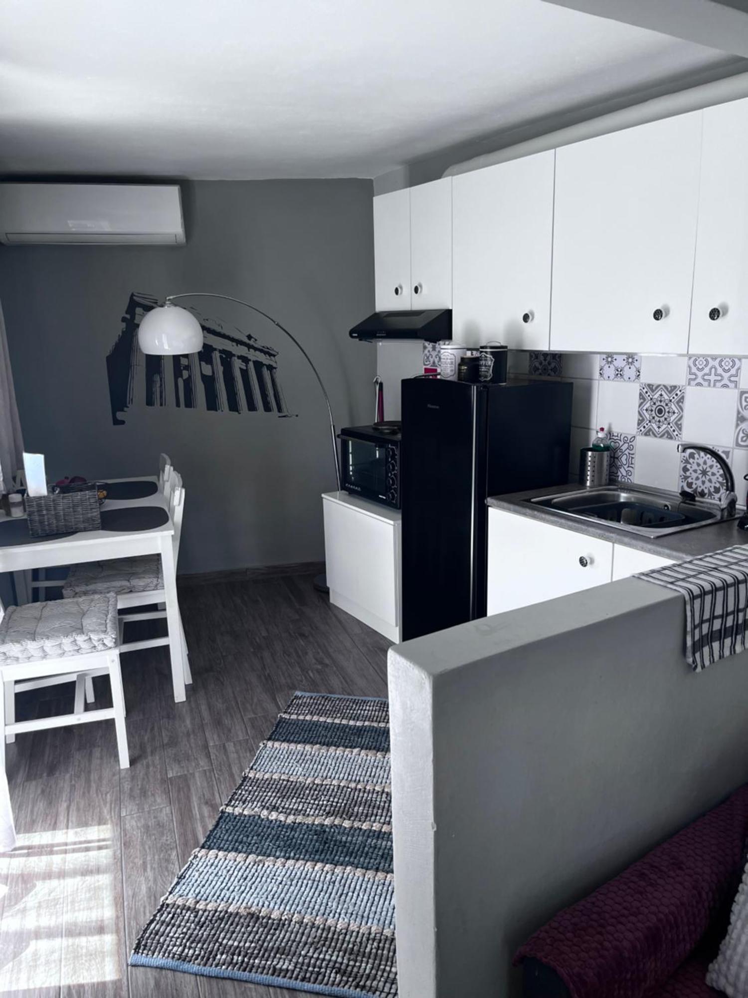 Cozy Studio Apartment In The Heart Of Атина Екстериор снимка